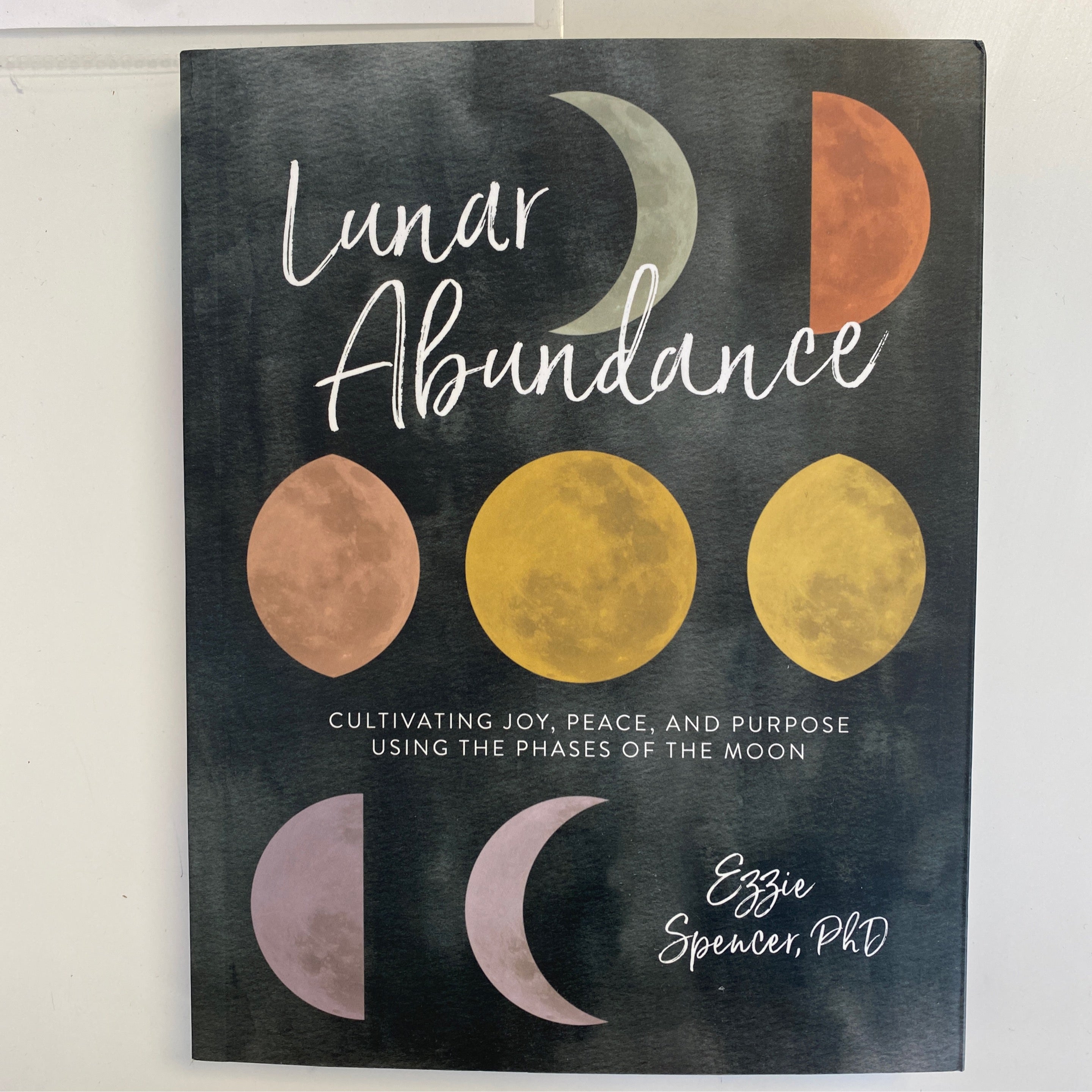 Lunar Abundance: Cultivating Joy, Peace, and Purpose Using the Phases of the Moon